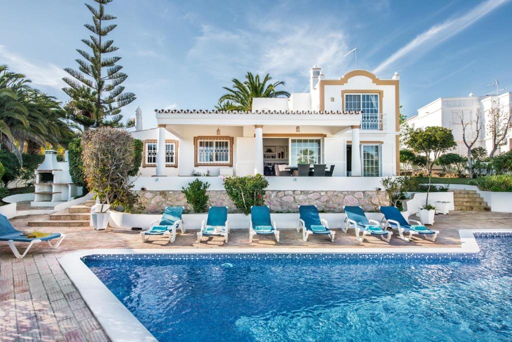 une villa avec piscine devant une maison dans l'établissement Buganvilia by Algarve Villa Holidays, à Guia