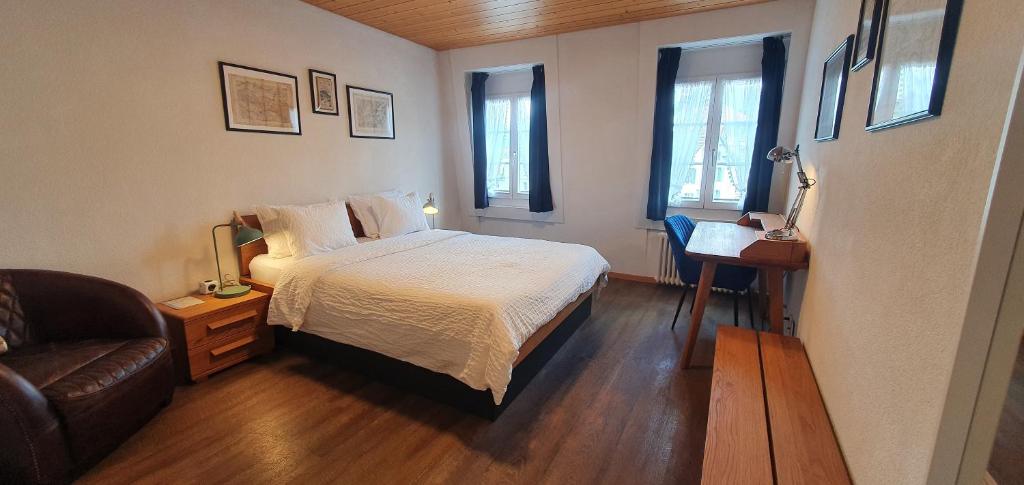 Postel nebo postele na pokoji v ubytování The Aarburg Hotel & Café