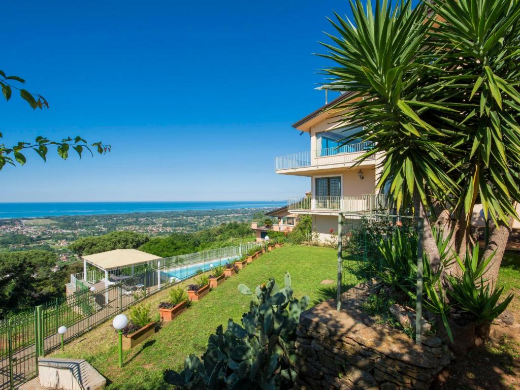 une maison sur une colline avec vue sur l'océan dans l'établissement Villa Delfina by Interhome, à Montignoso