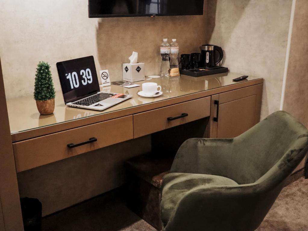 TV a/nebo společenská místnost v ubytování Kuprin Hotel