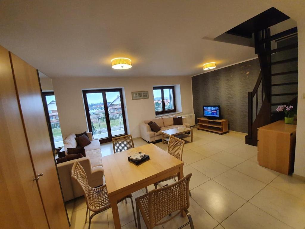 Televízia a/alebo spoločenská miestnosť v ubytovaní LIDO Apartamenty