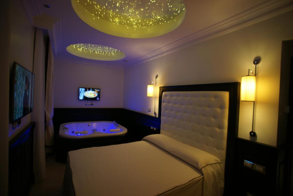 Łóżko lub łóżka w pokoju w obiekcie Vaticano Royal Suite Guest House