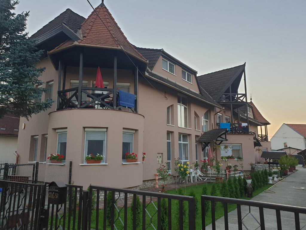 Cette grande maison dispose d'un balcon et d'une clôture. dans l'établissement Anda vendégház, à Harkány