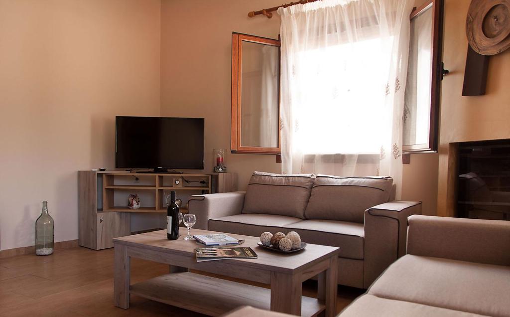 sala de estar con sofá y TV en Soureto's House, en Liapades
