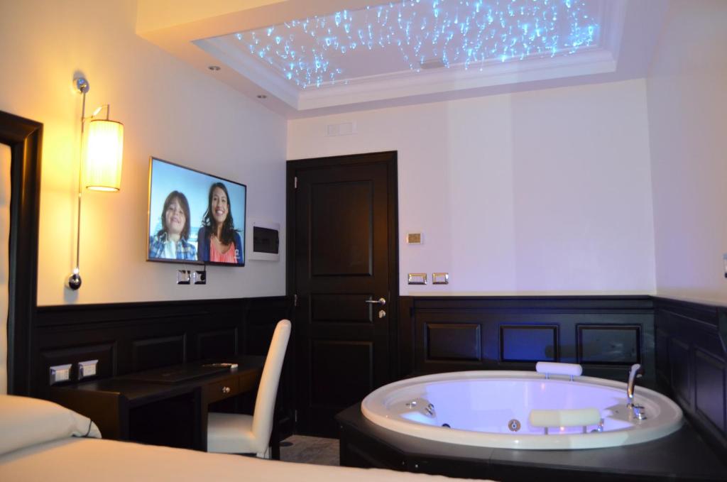 Telewizja i/lub zestaw kina domowego w obiekcie Vaticano Royal Suite Guest House