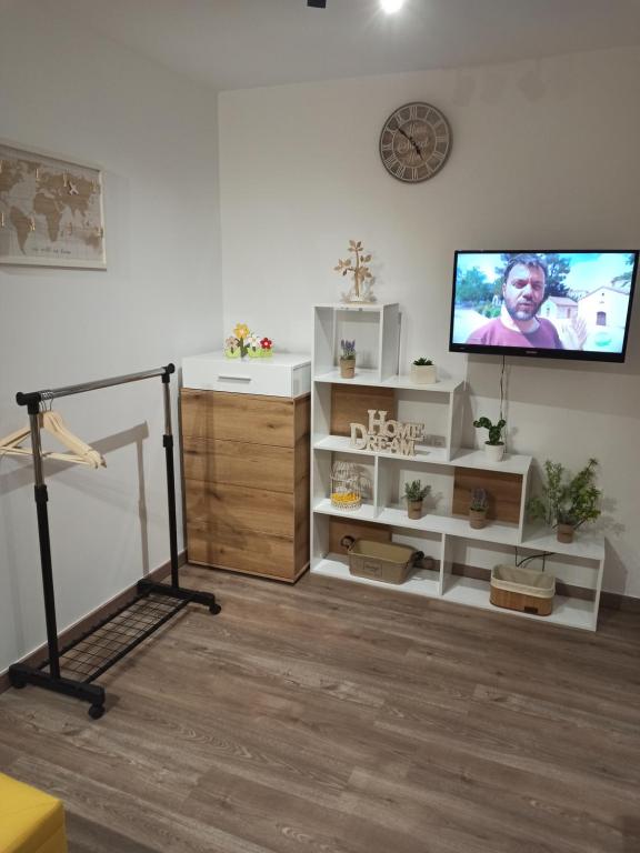 Televízia a/alebo spoločenská miestnosť v ubytovaní STUDIO-10