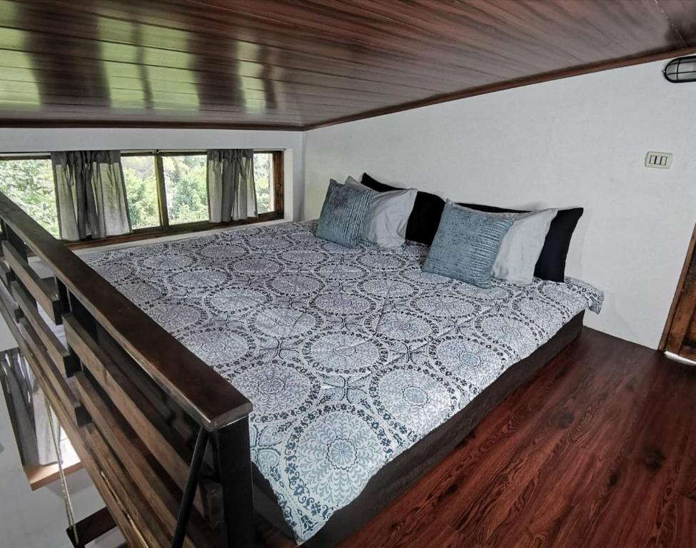 1 dormitorio con 1 cama en una casa en Cabaña Hamacas, en Cartago