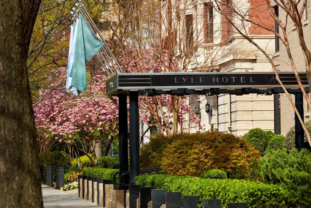 un panneau pour un hôtel en direct devant une maison dans l'établissement Lyle DC, à Washington