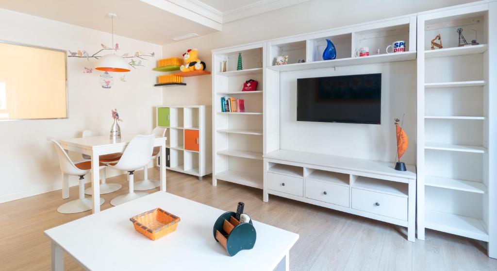 TV a/nebo společenská místnost v ubytování Piso de diseño junto al centro de Murcia con parking