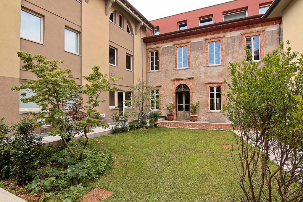 een binnenplaats van een appartementencomplex met een tuin bij Stile Libero in Orio al Serio