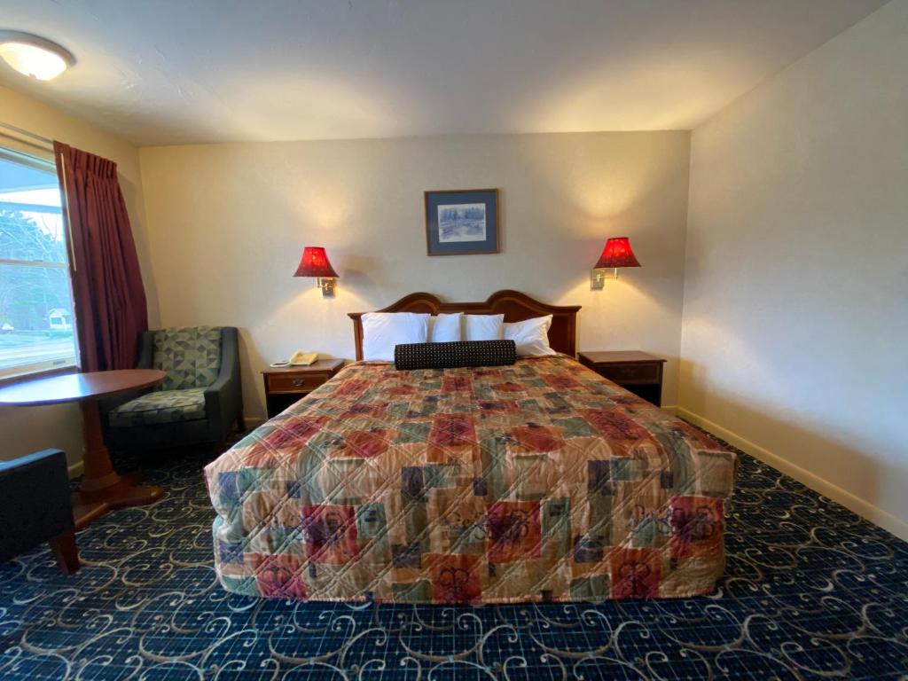 Economy Lodge 682 Main St Sturbridge - Deluxe King Studio