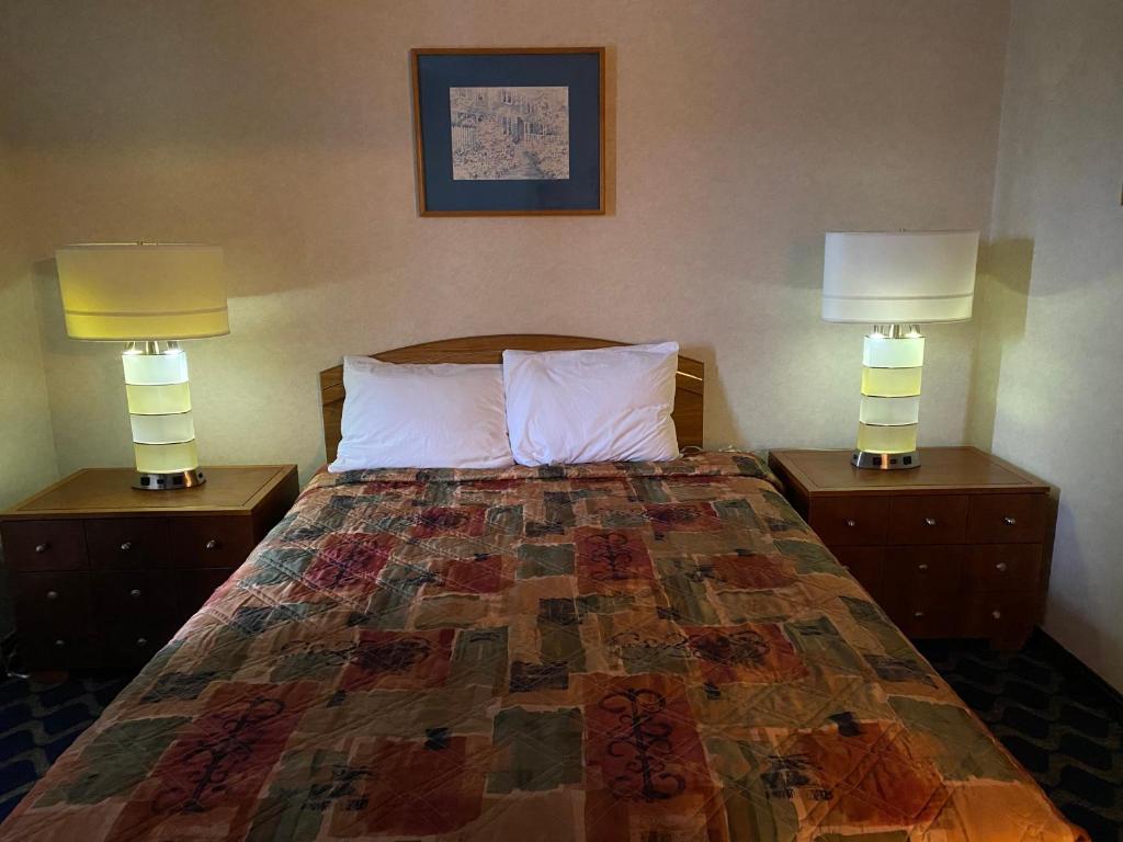 Economy Lodge 682 Main St Sturbridge - Deluxe Queen Studio