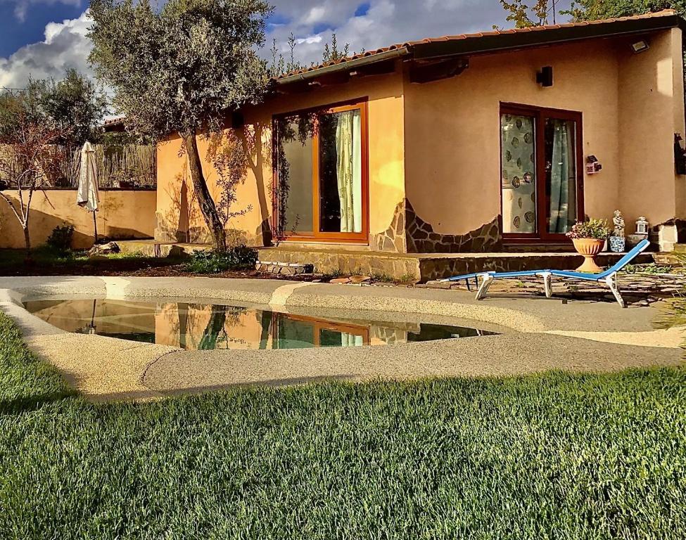 une maison avec une piscine en face d'une maison dans l'établissement B&B A Casa di Silvia, à Rocca Massima