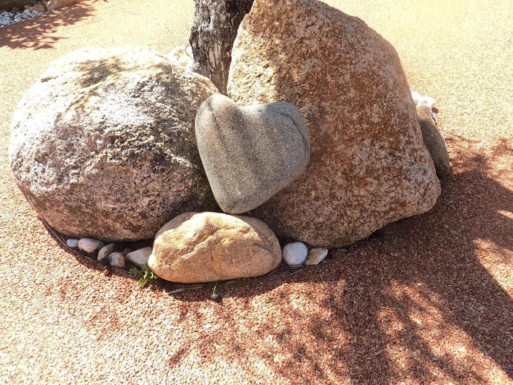 Un rocher avec un cœur assis au-dessus dans l'établissement A Dugana, à Lecci
