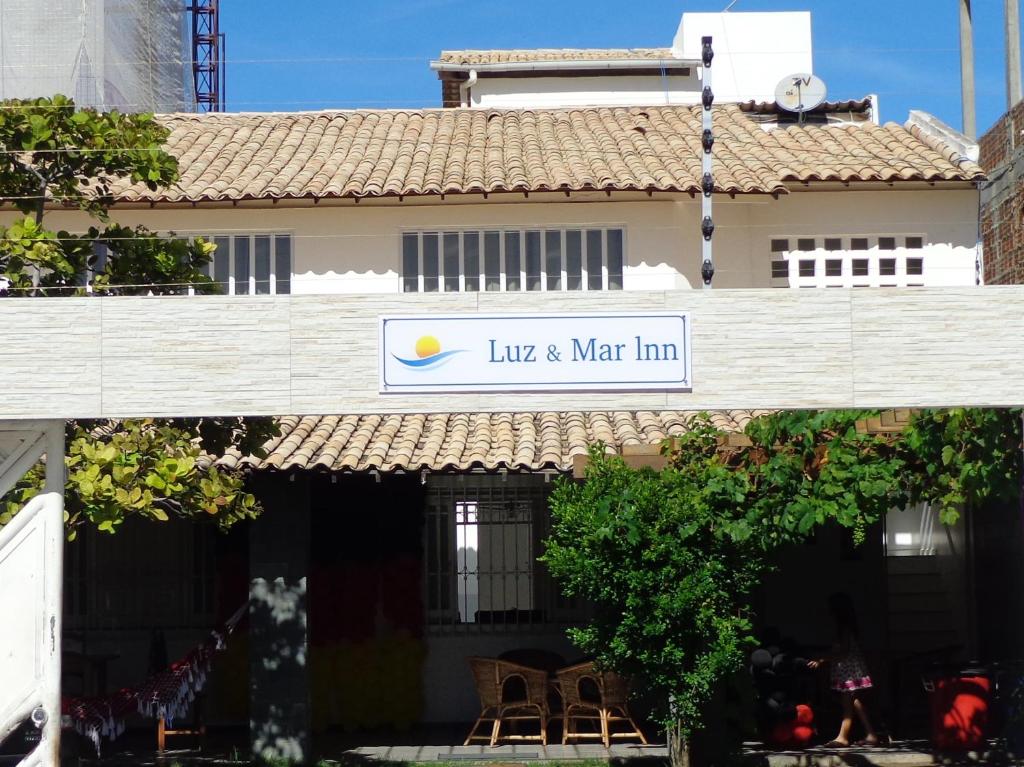 un edificio con un cartel que lee lago y mar inn en Luz & Mar, en Aracaju