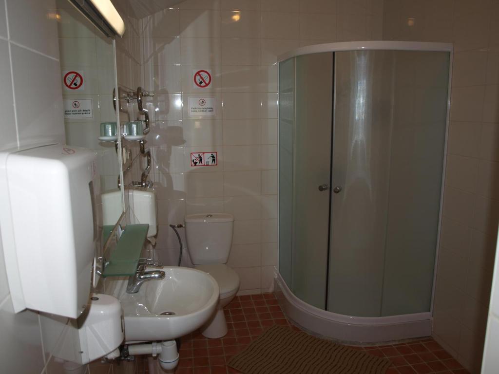 Vonios kambarys apgyvendinimo įstaigoje Gaspada