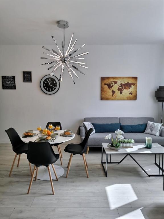 un salon avec un canapé et une table dans l'établissement L'ATELIER - 500m Musée BD, à Angoulême