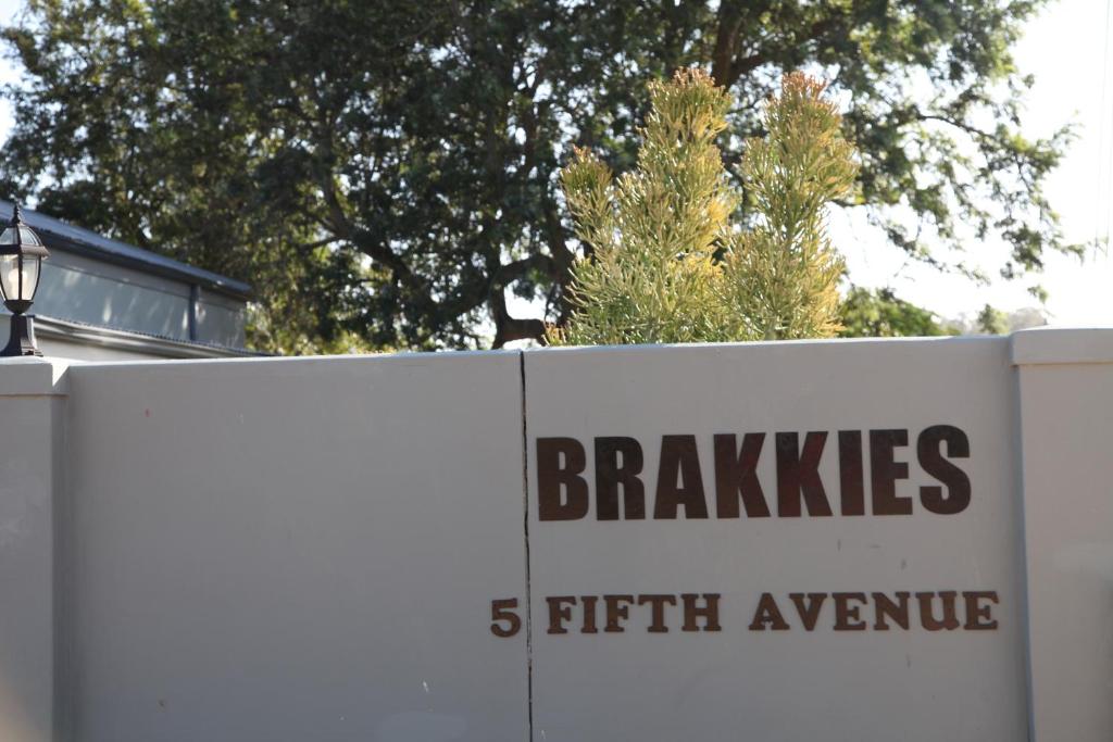 Brakkies the Country dog Escape - Villa