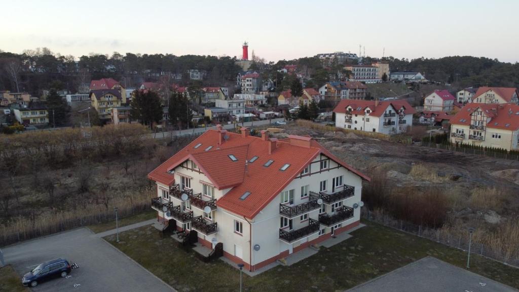 クリニツァ・モルスカにあるApartament Strzechówkaのオレンジ色の屋根の大きな白い家