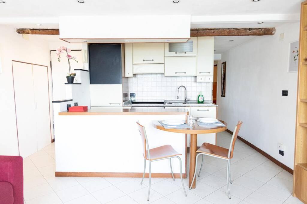 A kitchen or kitchenette at Cinque Maggio Home Di fronte a spiaggia e Ospedale