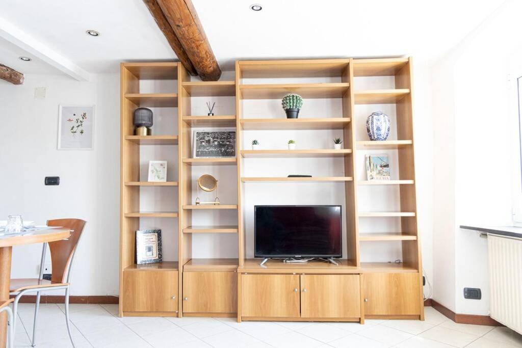 A television and/or entertainment centre at Cinque Maggio Home Di fronte a spiaggia e Ospedale