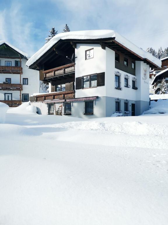 Family Friendly Chalet - Central with Beautiful Mountain Views v zime
