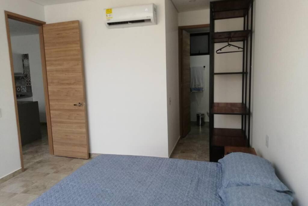 a bedroom with a blue bed and a closet at Apartamento en edificio full, Rodadero Santa Marta in Gaira