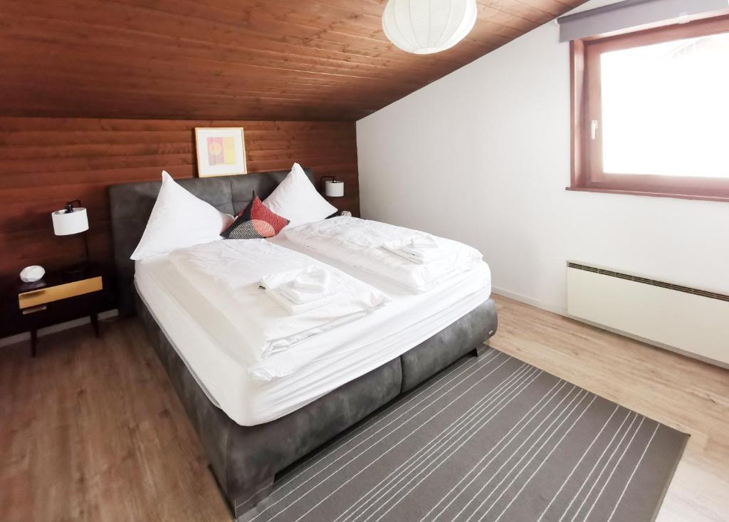 Posteľ alebo postele v izbe v ubytovaní Family Friendly Chalet - Central with Beautiful Mountain Views