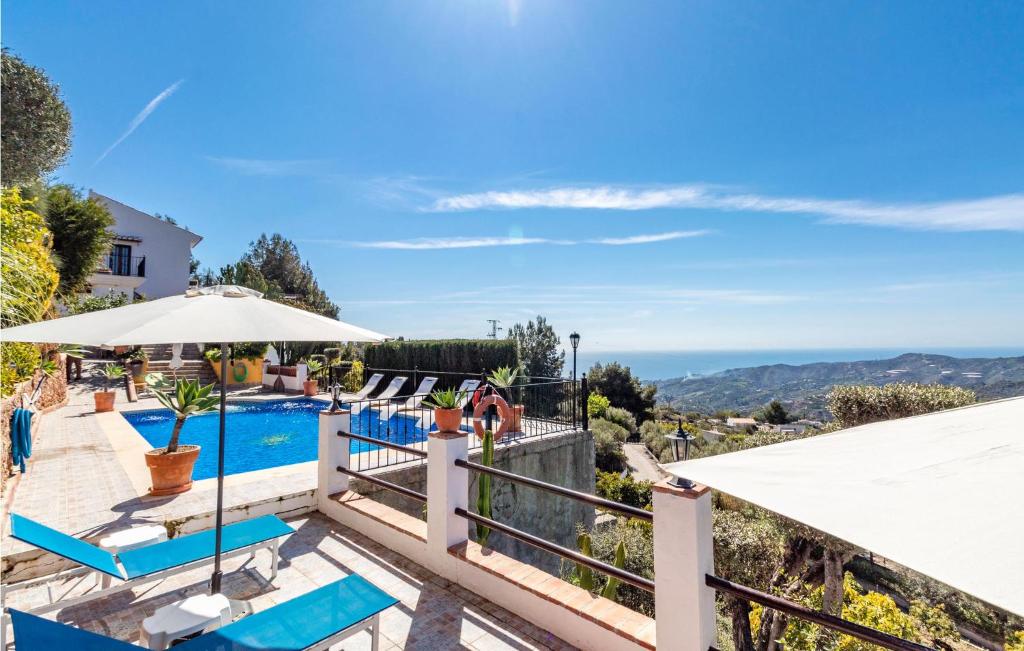 Villa con piscina y vistas en 7 Bedroom Stunning Home In Frigiliana, en Acebuchal