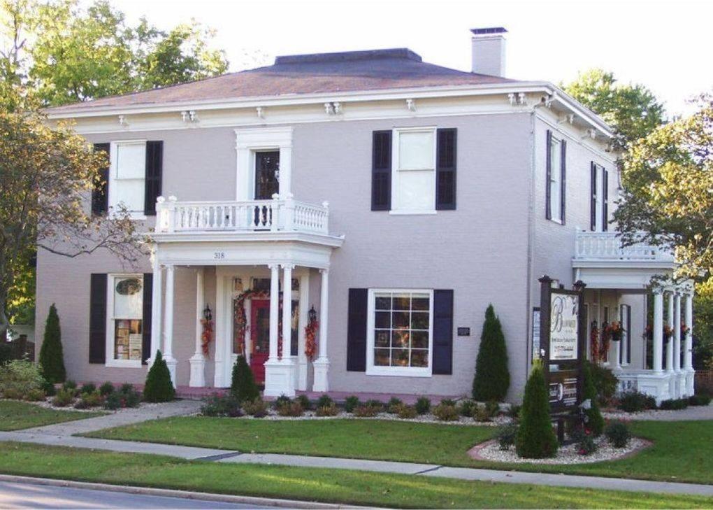 Casa blanca grande con porche blanco y porche en Suite 3 Eighteen en Shelbyville