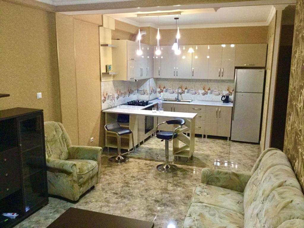 eine Küche mit einem Sofa und einer Theke in einem Zimmer in der Unterkunft Welcome Genatsvale in Tbilisi City