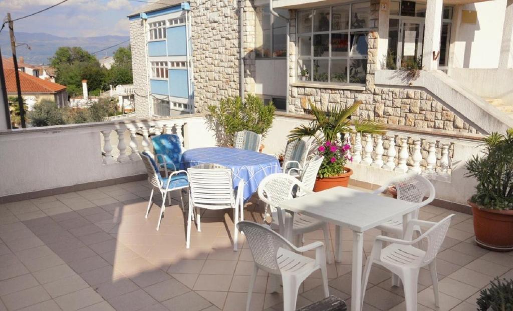 En balkon eller terrasse på Apartments and rooms Luka - with parking;