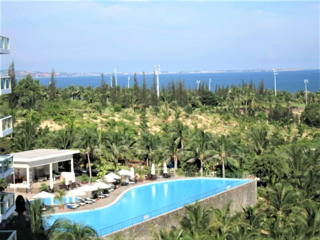 - Vistas a la piscina del complejo en Sealiks Ocean vita Codotel muine C326, en Phan Thiet