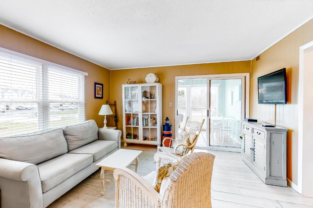 Una sala de estar con un sofá y un televisor. en Bethany Meadows - 2A Briar North, en Frankford