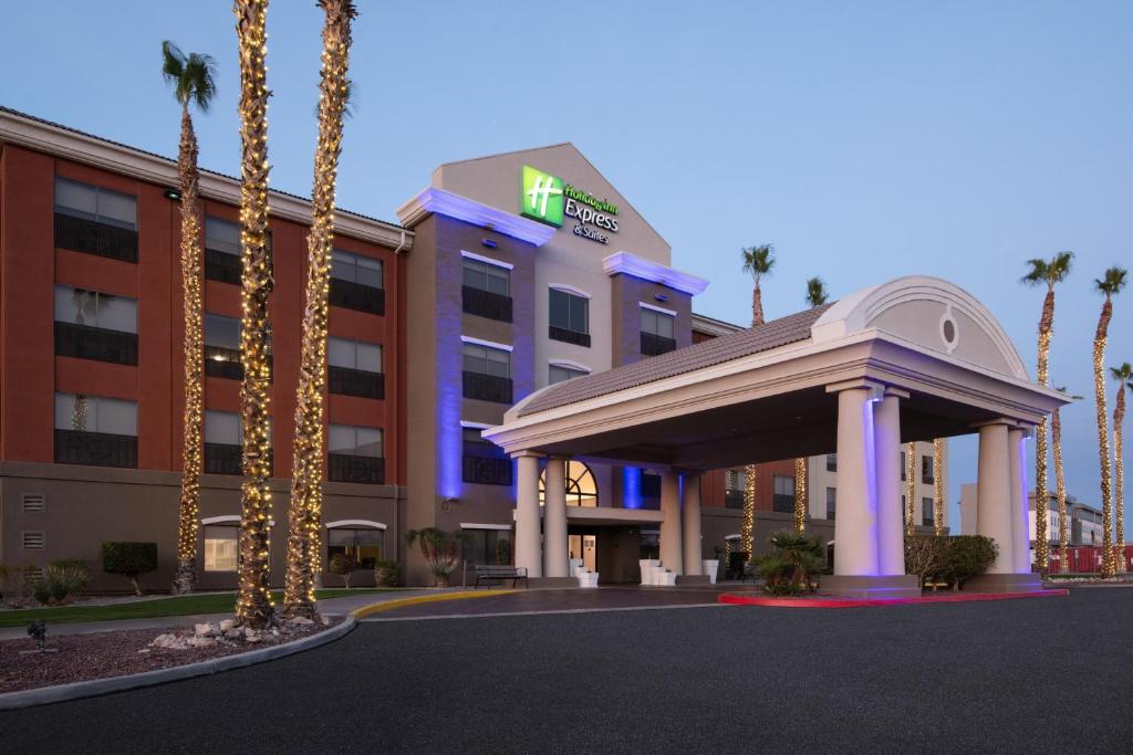 un hotel con cenador frente a un edificio en Holiday Inn Express Hotel & Suites Yuma, an IHG Hotel, en Yuma