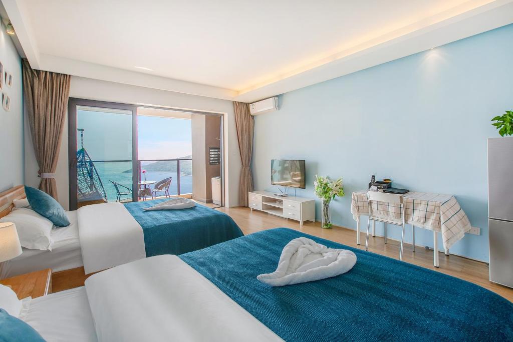Postel nebo postele na pokoji v ubytování HuiZhou HuaYangNian Seaview Guesthouse