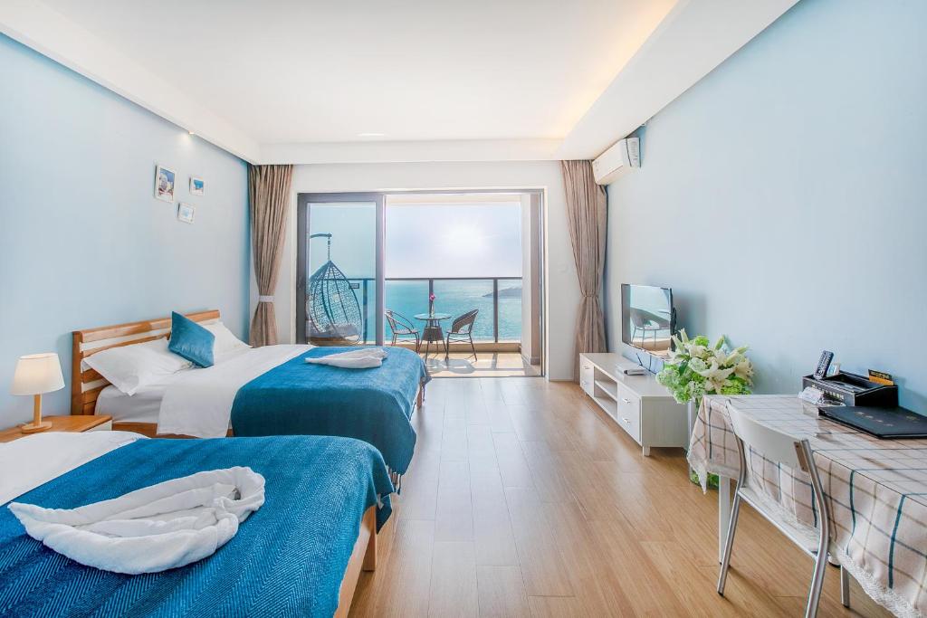 Postel nebo postele na pokoji v ubytování HuiZhou HuaYangNian Seaview Guesthouse