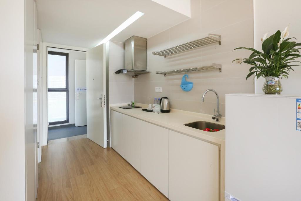 Kuchyň nebo kuchyňský kout v ubytování HuiZhou HuaYangNian Seaview Guesthouse
