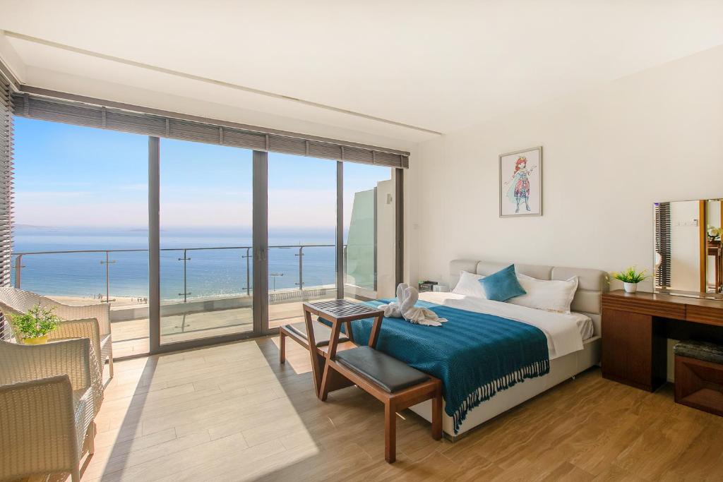 Postel nebo postele na pokoji v ubytování HuiZhou HuaYangNian Seaview Guesthouse
