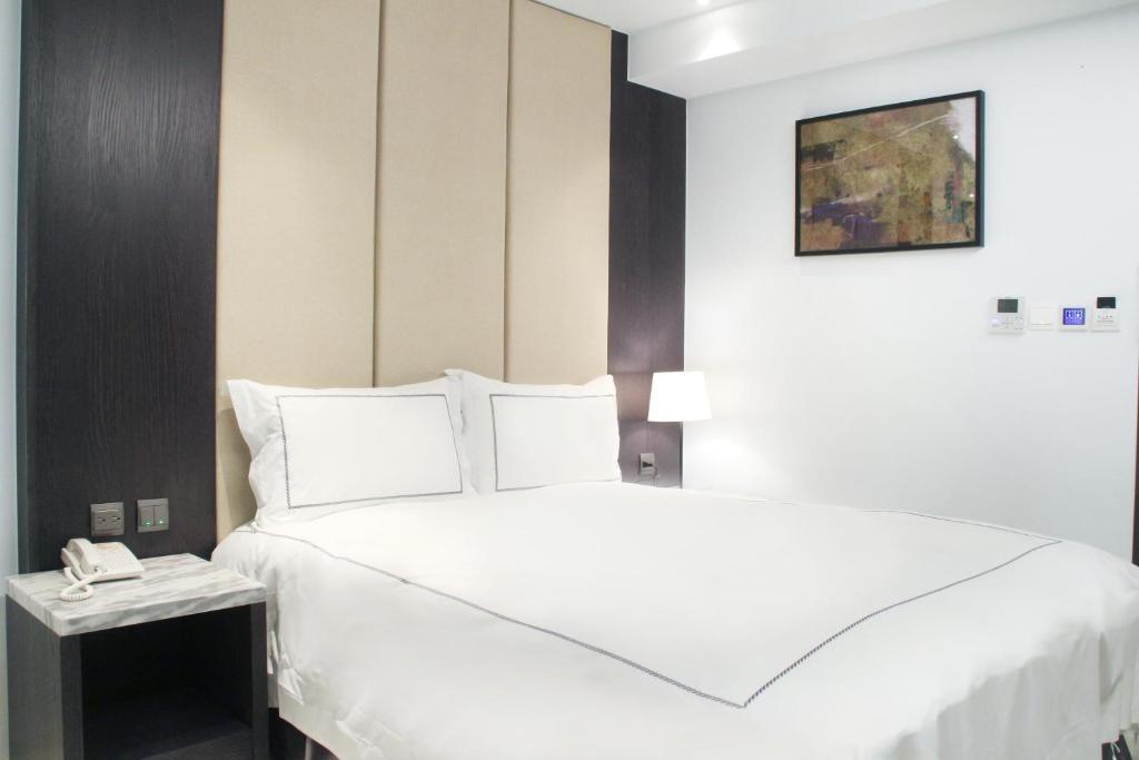 Postel nebo postele na pokoji v ubytování Gamalan Spring Hotel
