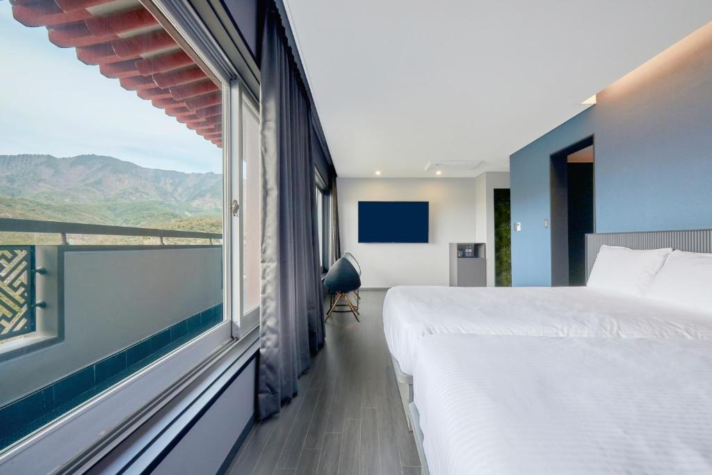 Postel nebo postele na pokoji v ubytování Kolon Hotel