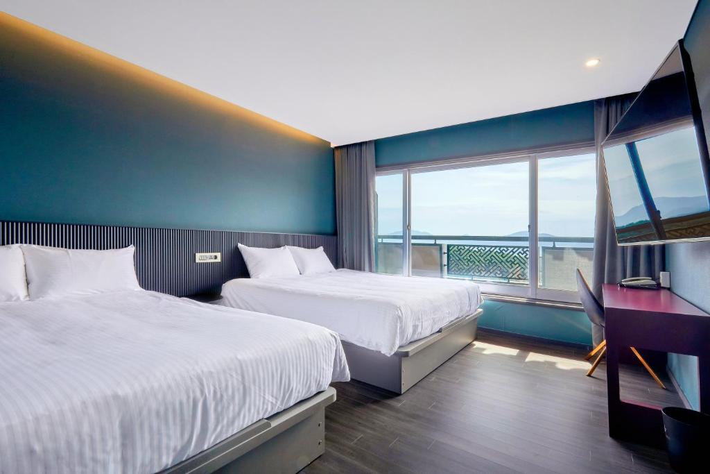 Postel nebo postele na pokoji v ubytování Kolon Hotel