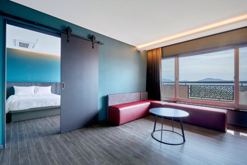 Postel nebo postele na pokoji v ubytování Kolon Hotel