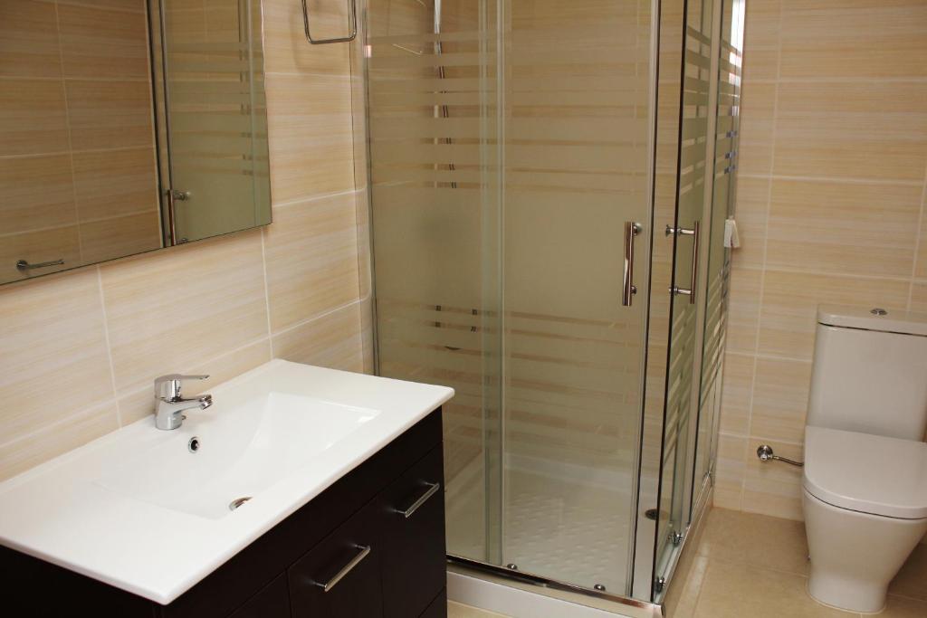 Kúpeľňa v ubytovaní Riumar "Marc", 550m to beach, private pool, On-Site-Service, dog beach