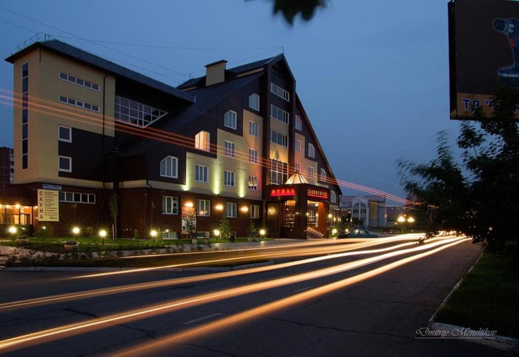 una calle de ciudad vacía con un edificio por la noche en Sayanogorsk Hotel, en Sayanogorsk