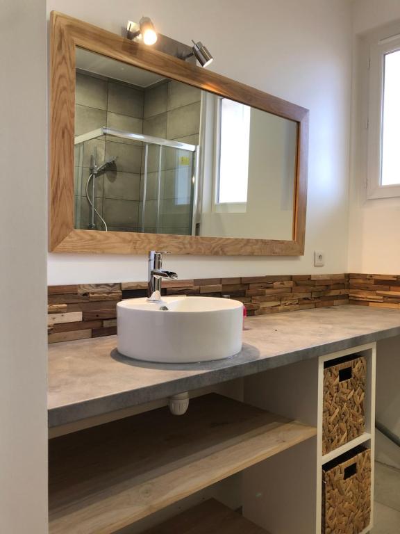 La salle de bains est pourvue d'un lavabo et d'un miroir. dans l'établissement Cottage La Villa Sant Martí, à Perpignan