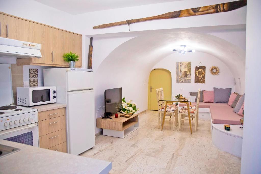 cocina y sala de estar con mesa en Areopolis Art, en Areopoli