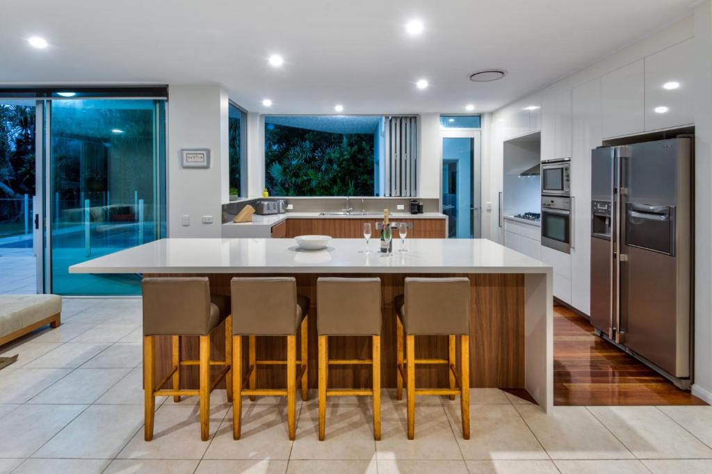 Kuchyň nebo kuchyňský kout v ubytování Pavillions 11 on Hamilton Island, waterfront apartment with private pool and buggy