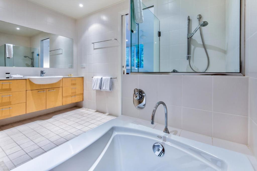 Koupelna v ubytování Pavillions 11 on Hamilton Island, waterfront apartment with private pool and buggy