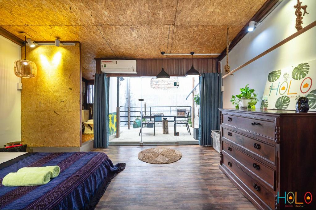 HoLo Opera Saigon - Serviced Homestay - Double Room With Balcony